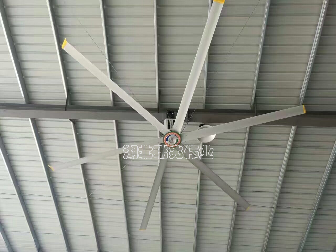 廠房降溫通風(fēng)、鋼結(jié)構(gòu)廠房通風(fēng)降溫方案、廠房車間通風(fēng)降溫方案、大型工業(yè)風(fēng)扇、物流倉儲大風(fēng)扇、大吊扇、工業(yè)風(fēng)扇、廠房車間降溫設(shè)備、廠房車間通風(fēng)設(shè)備、車間溫控設(shè)備、工業(yè)大吊扇、工業(yè)大風(fēng)扇、工業(yè)節(jié)能風(fēng)扇、湖北瑞兆偉業(yè)通風(fēng)降溫科技有限公司