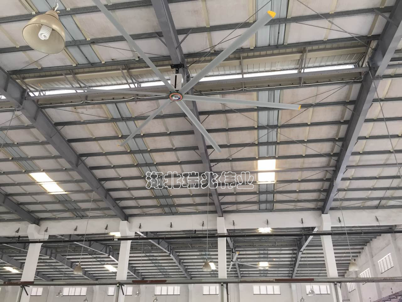 鋼結(jié)構(gòu)廠房通風(fēng)降溫方案、廠房車(chē)間通風(fēng)降溫方案、大型工業(yè)風(fēng)扇、物流倉(cāng)儲(chǔ)大風(fēng)扇、大吊扇、工業(yè)風(fēng)扇、廠房車(chē)間降溫設(shè)備、廠房車(chē)間通風(fēng)設(shè)備、車(chē)間溫控設(shè)備、工業(yè)大吊扇、工業(yè)大風(fēng)扇、工業(yè)節(jié)能風(fēng)扇、湖北瑞兆偉業(yè)通風(fēng)降溫科技有限公司
