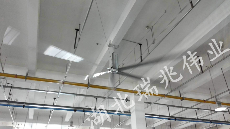 大型倉庫如何降溫？ 一臺(tái)工業(yè)大風(fēng)扇幫您搞定所有問題